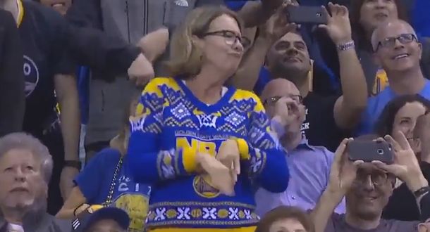 La fanática se dejó llevar por la música