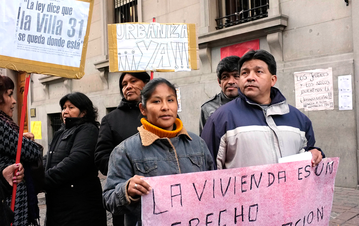 Vecinos de la villa 31 realizan un acampe frente a la Legislatura
