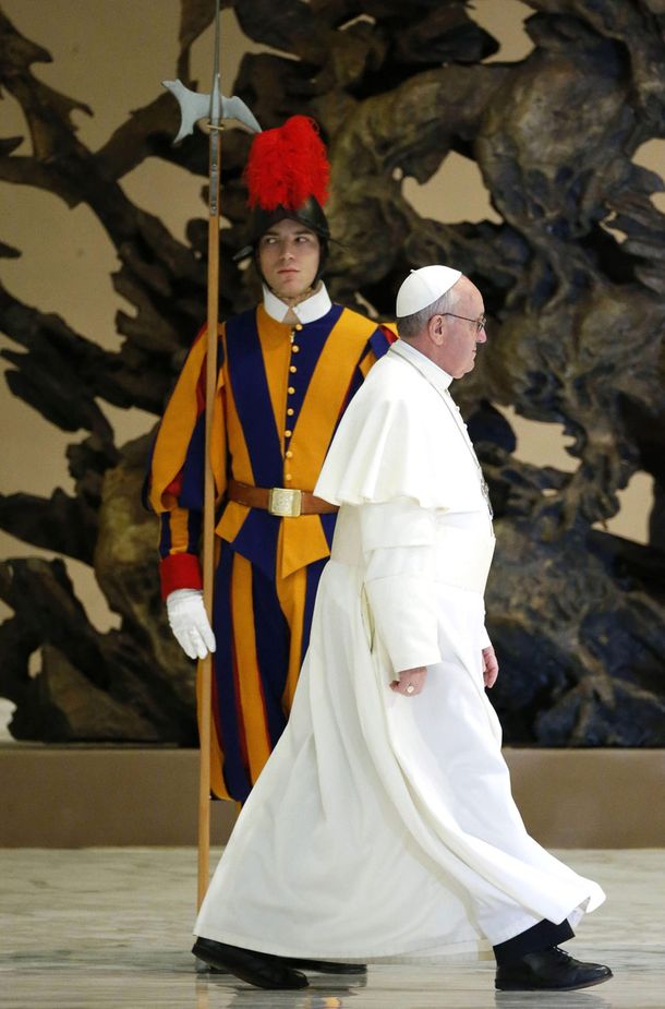 La humildad del Papa reflejada hasta en los zapatos
