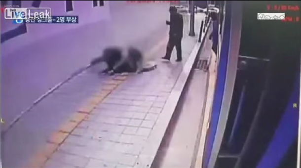 De no creer: mirá cómo la tierra se traga a dos personas en Corea del Sur