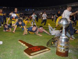 Sebastián Battaglia encabeza el festejo por la Copa Libertadores 2007