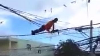un hombre hace ejercicio colgado de cables un hombre hace ejercicio colgado de cables