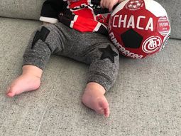 Mirko Wiebe con camiseta y pelota de Chacarita Juniors