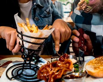 Cada vez es más caro el recargo que hacen los restaurantes por compartir los platos