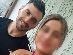 Un hombre apuñaló a su pareja, su hija se tiró del auto para escapar y él se suicidó. Un hombre apuñaló a su pareja, su hija se tiró del auto para escapar y él se suicidó.