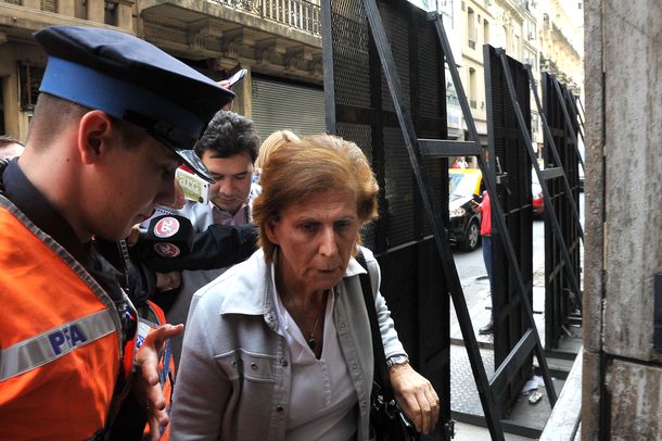 Allanaron el departamento de la madre de Nisman y se llevaron un arma
