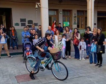 Le robaron la bicicleta y sus alumnos la sorprendieron con un gran gesto
