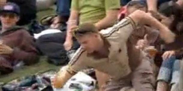 El papelón de un espectador durante un partido de cricket