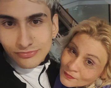 Leandro Agustín Imbrogiano junto a su madre María Roxana Imbrogiano