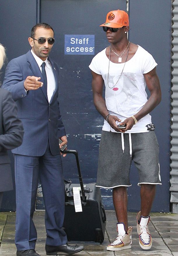 El insólito percance de Balotelli al intentar escapar de sus fans