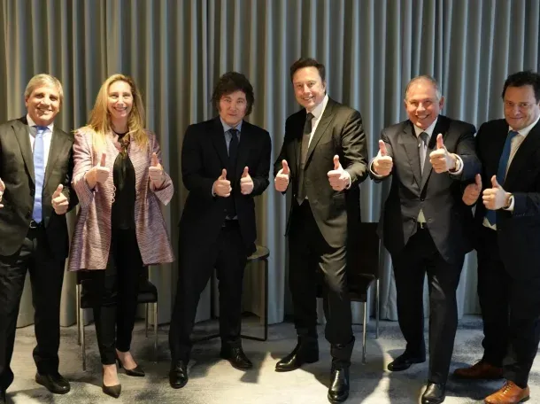 La comitiva que acompaña al Presidente también posó para la foto La comitiva que acompaña al Presidente también posó para la foto