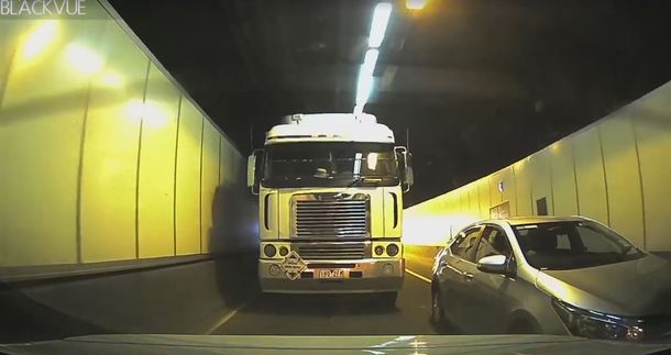 VIDEO: El camión o el auto: ¿quién tuvo la culpa del choque?