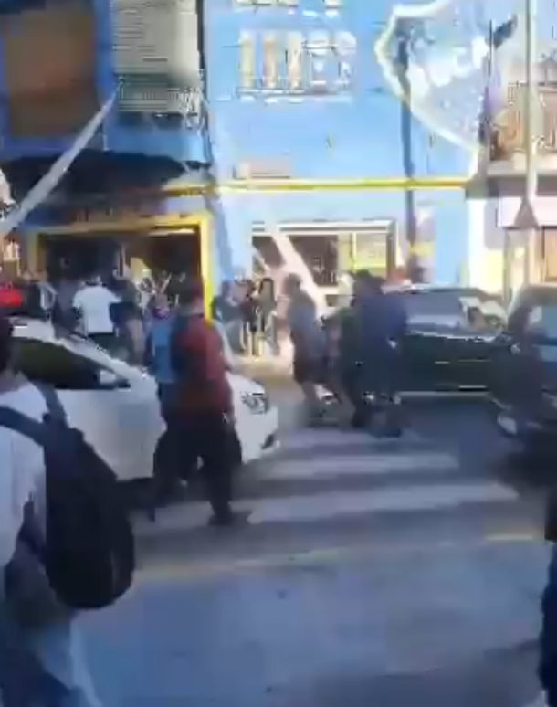 Hinchas de Colo Colo quisieron colgar una bandera en La Bombonera y fueron agredidos