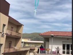 Los argentinos varados en Italia lanzaron un rosario de globos