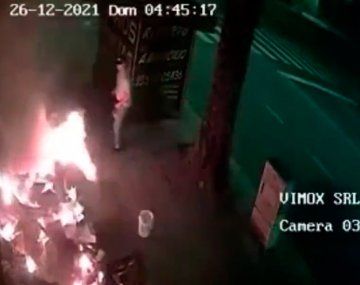 Una mujer prendió fuego a una persona en situación de calle mientras dormía