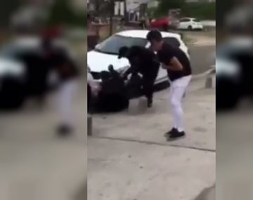 VIDEO: Brutal golpiza de la policía a un grupo de jóvenes a la salida del boliche en Villa Gesell