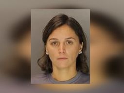 Una maestra abusó presuntamente de dos alumnos y enfrenta más de 200 cargos