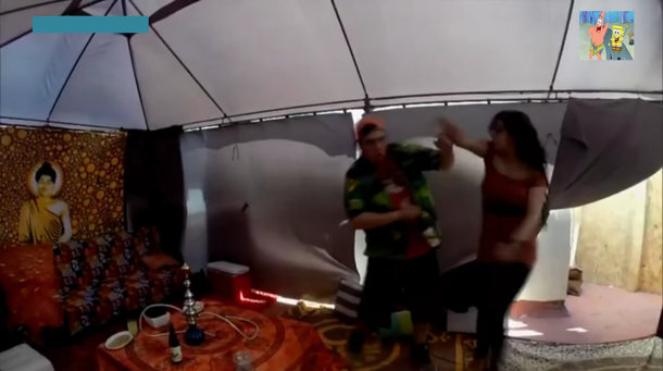 Se entera que su novio le fue infiel en televisión, le pega al aire y se desmaya