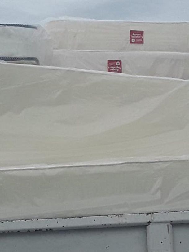 Imputaron al intendente de Morón por repartir chapas, colchones y comida con su nombre