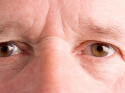 Los ojos marrones generan más confianza que los claros