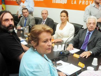 Docentes rechazan el aumento otorgado por decreto
