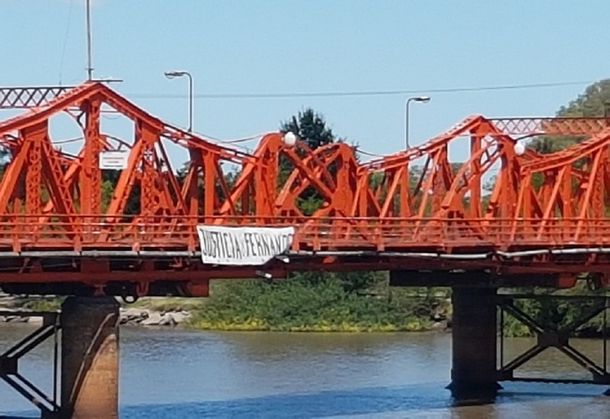 Bandera por Fernando Pastorizzo en el puente Méndez Casariego