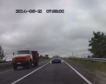 Una maniobra a último momento evita un choque frontal y accidente múltiple