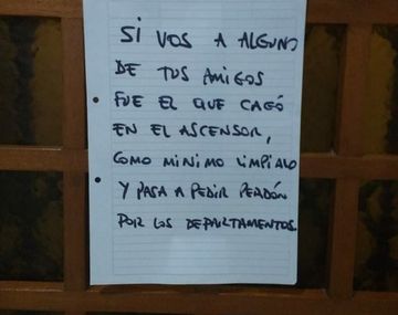 Hizo caca en el ascensor y lo escracharon - Crédito: 0221