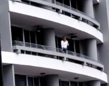 Quiso sacarse una selfie en un balcón y cayó desde un piso 27