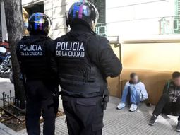 Agentes de la Policía de la Ciudad de Buenos Aires custodian a dos ladrones detenidos en el barrio de Recoleta. Agentes de la Policía de la Ciudad de Buenos Aires custodian a dos ladrones detenidos en el barrio de Recoleta.