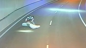 Un motociclista se trabó con un colchón Un motociclista se trabó con un colchón