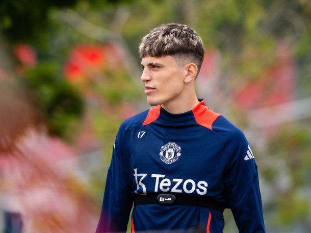 Alejandro Garnacho se cruzó con un hincha del Manchester United que lo criticó