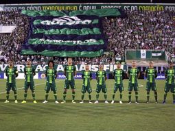 El avión que transportaba al plantel de Chapecoense se estrelló en Colombia. El avión que transportaba al plantel de Chapecoense se estrelló en Colombia.