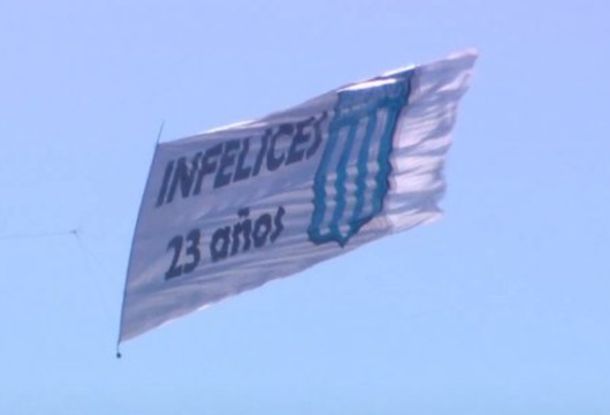 Infelices 23: sobrevoló un dron con una bandera de Racing para cargar a Independiente durante el clásico