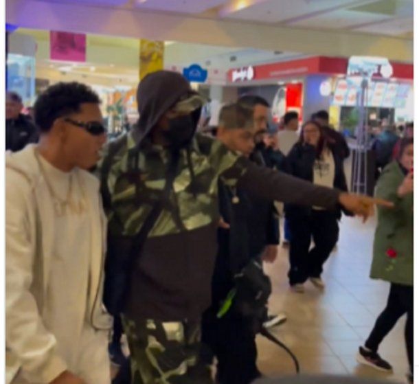 Myke Towers cantó en un shopping de Morón en su primera visita al país