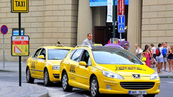 Un taxista de Praga quiso cobrarle una fortuna a una turista