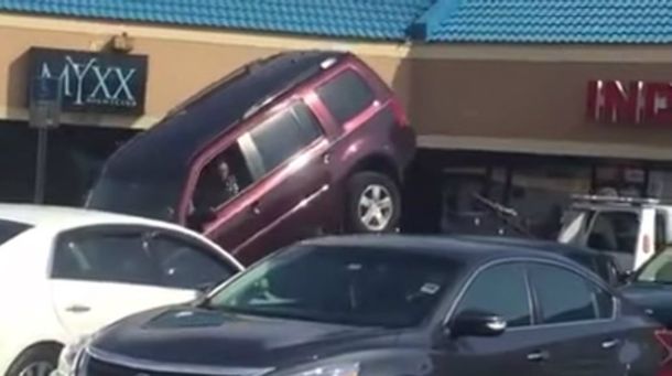 VIDEO: Le quisieron llevar el auto con la grúa, pero él apretó el acelerador