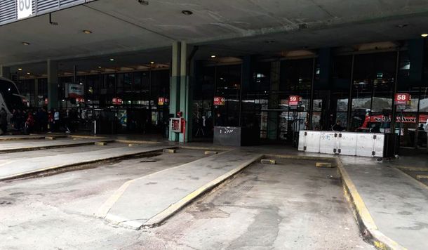 Caos en Retiro: piquete de vecinos de la villa 31 bis en el acceso a la terminal de ómnibus