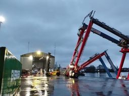 El temporal provocó el derrumbe en un sector del muelle de Exolgan en Dock Sud. El temporal provocó el derrumbe en un sector del muelle de Exolgan en Dock Sud.