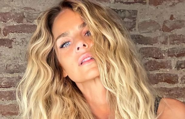 Sabrina Rojas lució una sensual microbikini bicolor durante sus vacaciones en Córdoba