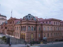 Milei invitó a su equipo a una función privada de Homo Argentum en Casa Rosada