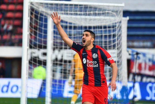 Nicolás Blandi celebra su gol tras el polémico penal