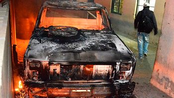 graves incidentes en la uocra de santa cruz: queman una camioneta graves incidentes en la uocra de santa cruz: queman una camioneta