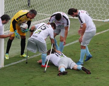 Papelón de Jair Bolsonaro en un partido benéfico: hizo un gol y tuvo que salir lesionado