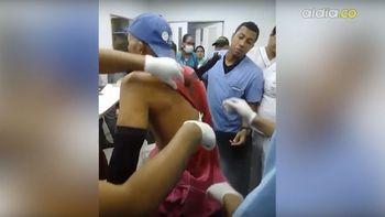 video: llego al hospital con un enorme cuchillo clavado en la espalda video: llego al hospital con un enorme cuchillo clavado en la espalda