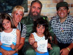 Maradona y su familia junto a Fidel Castro.