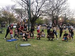El Gobierno habilit&oacute; los gimnasios en patios y plazas. Foto: @caarlafernandez89