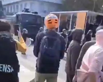 VIDEO Así impactaba un camión hidrante sobre un manifestante