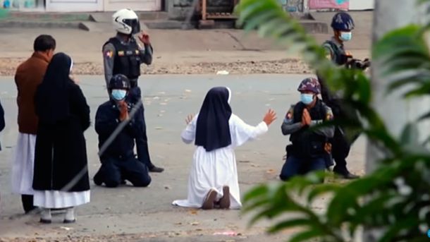 La conmovedora imagen de una monja que se arrodilló ante policías en Myanmar