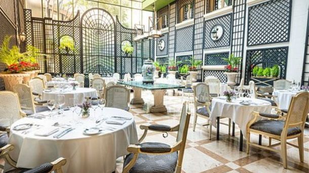 Este bodegón se encuentra ubicado dentro del Alvear Palace Hotel. Este bodegón se encuentra ubicado dentro del Alvear Palace Hotel.